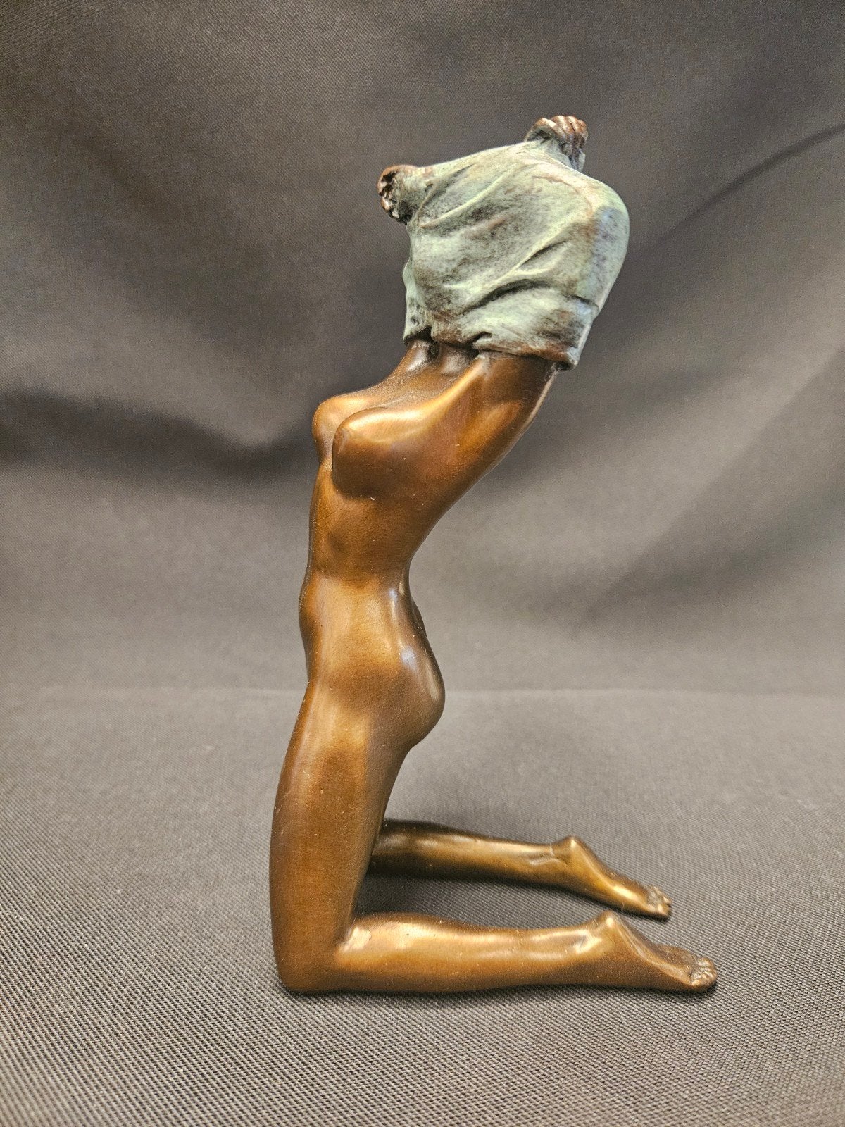 JB Depose Bronzen Beeldje - Vrouw die zich uitkleedt, Minder dan 20 cm, Gemerkt, Ophalen of Verzenden, Brons