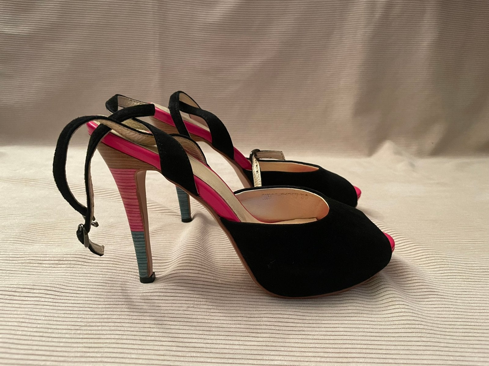 Prachtige sandalen op hakken suede/leer maat 39, Ophalen of Verzenden, Zo goed als nieuw