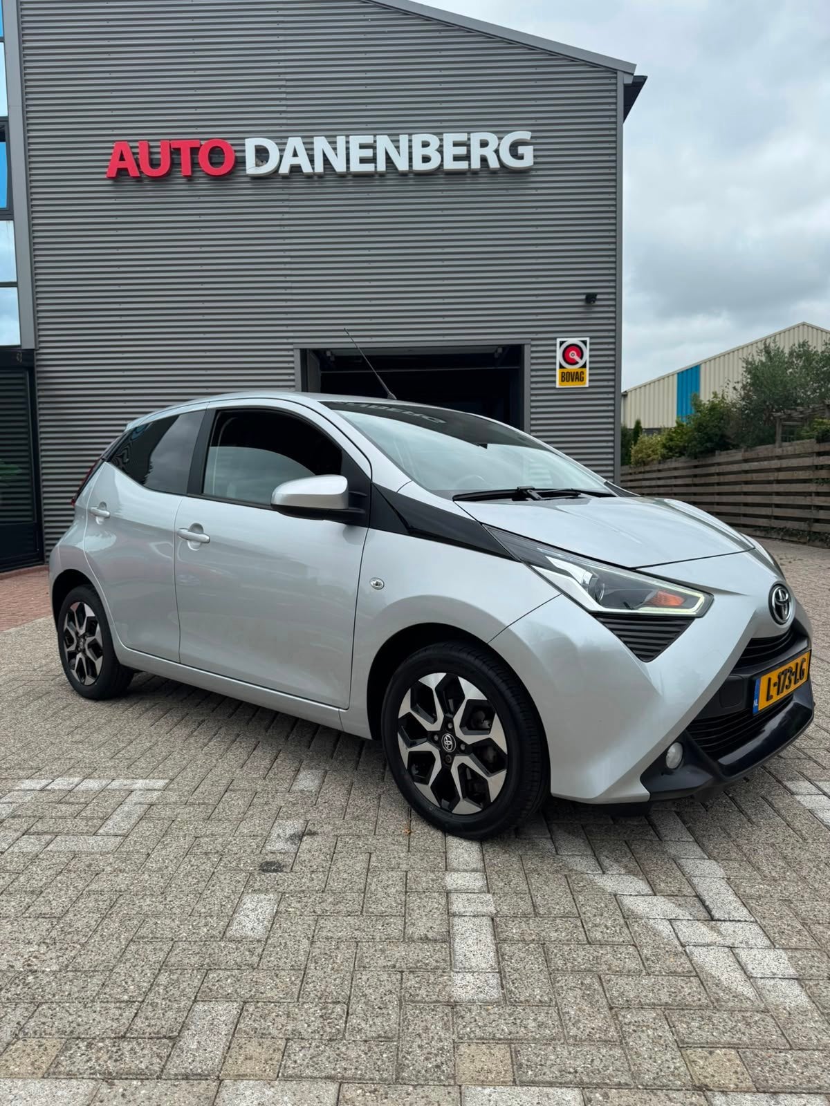 Toyota Aygo 1.0 VVT-i x-joy Nieuwe APK GARANTIE AUTOMAAT!, Auto's, Stof, 4 stoelen, Origineel Nederlands, Nieuw