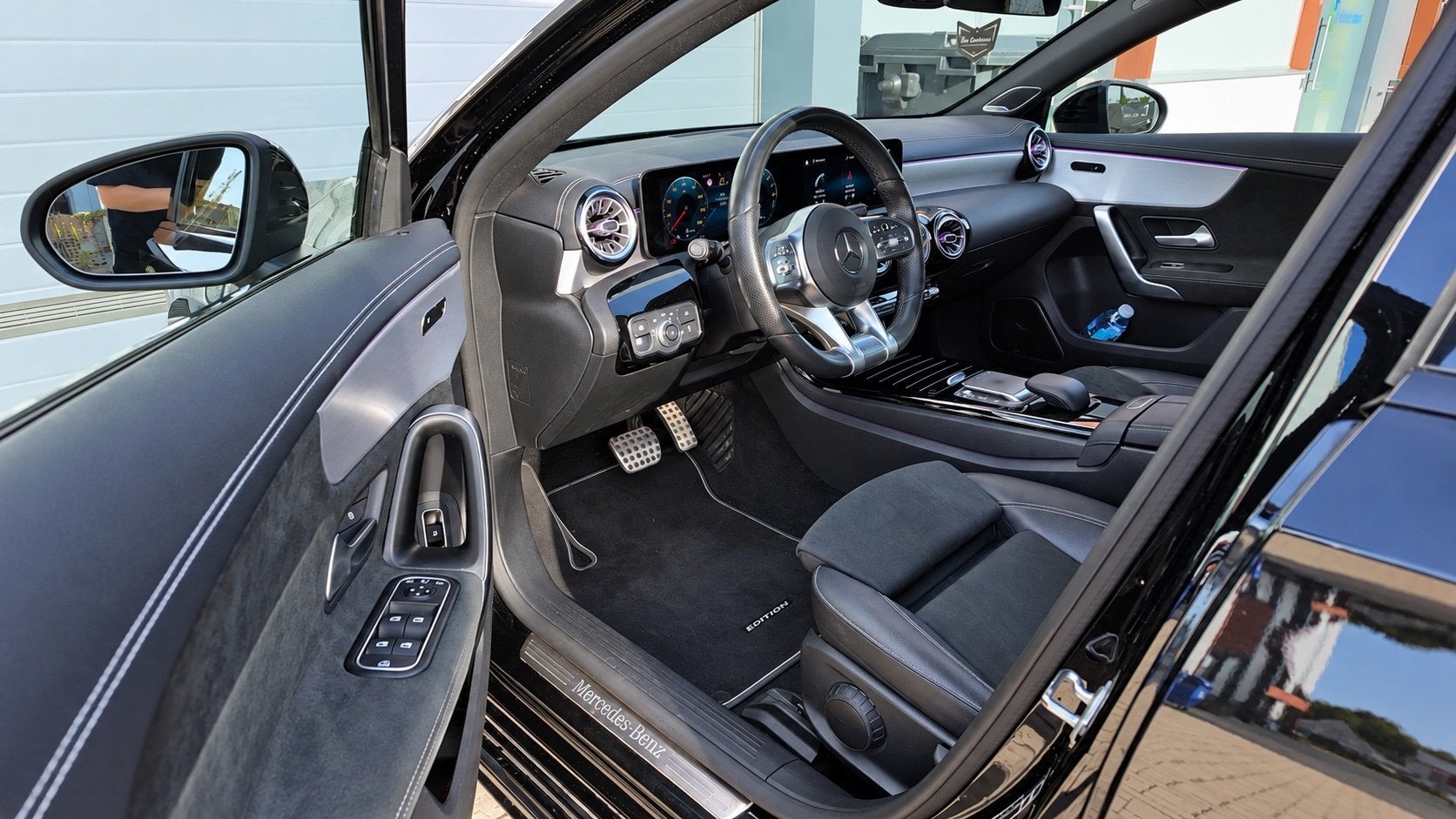 Mercedes-Benz A-klasse 250 e AMG - Pano - Burmester - CarPla, Auto's, Dealer onderhouden, Gebruikt, 4 cilinders, 15 kWh