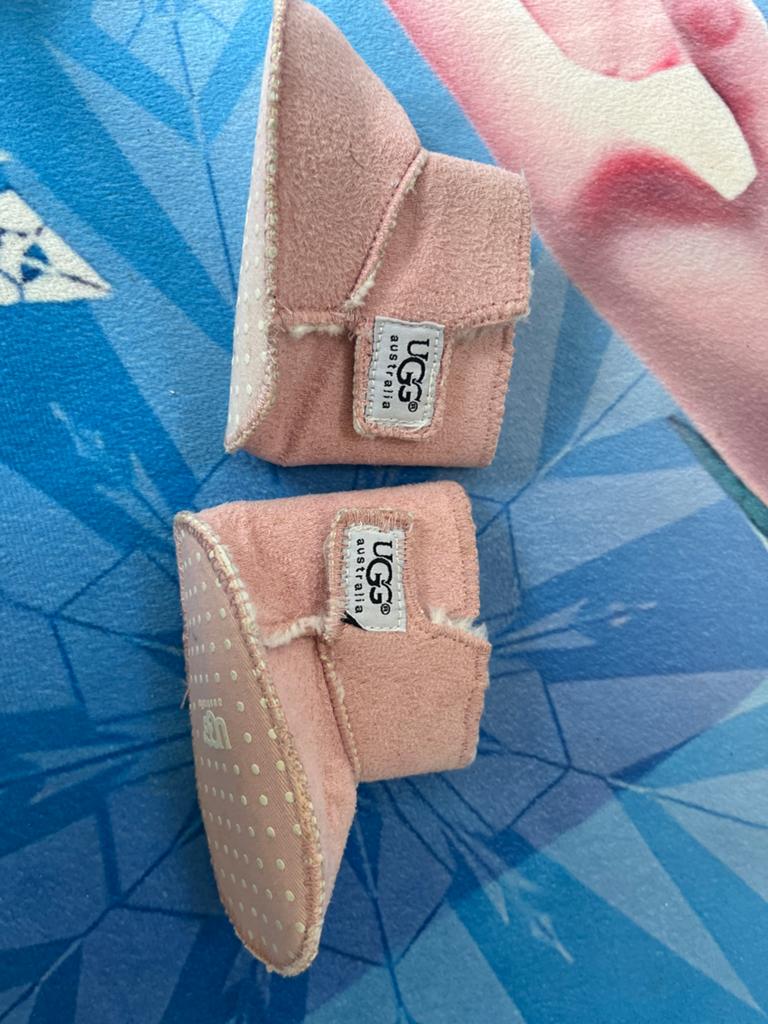 Roze UGG slofjes voor baby's - maat 0/6 maanden, Ophalen of Verzenden, Gebruikt, Meisje, Slofjes