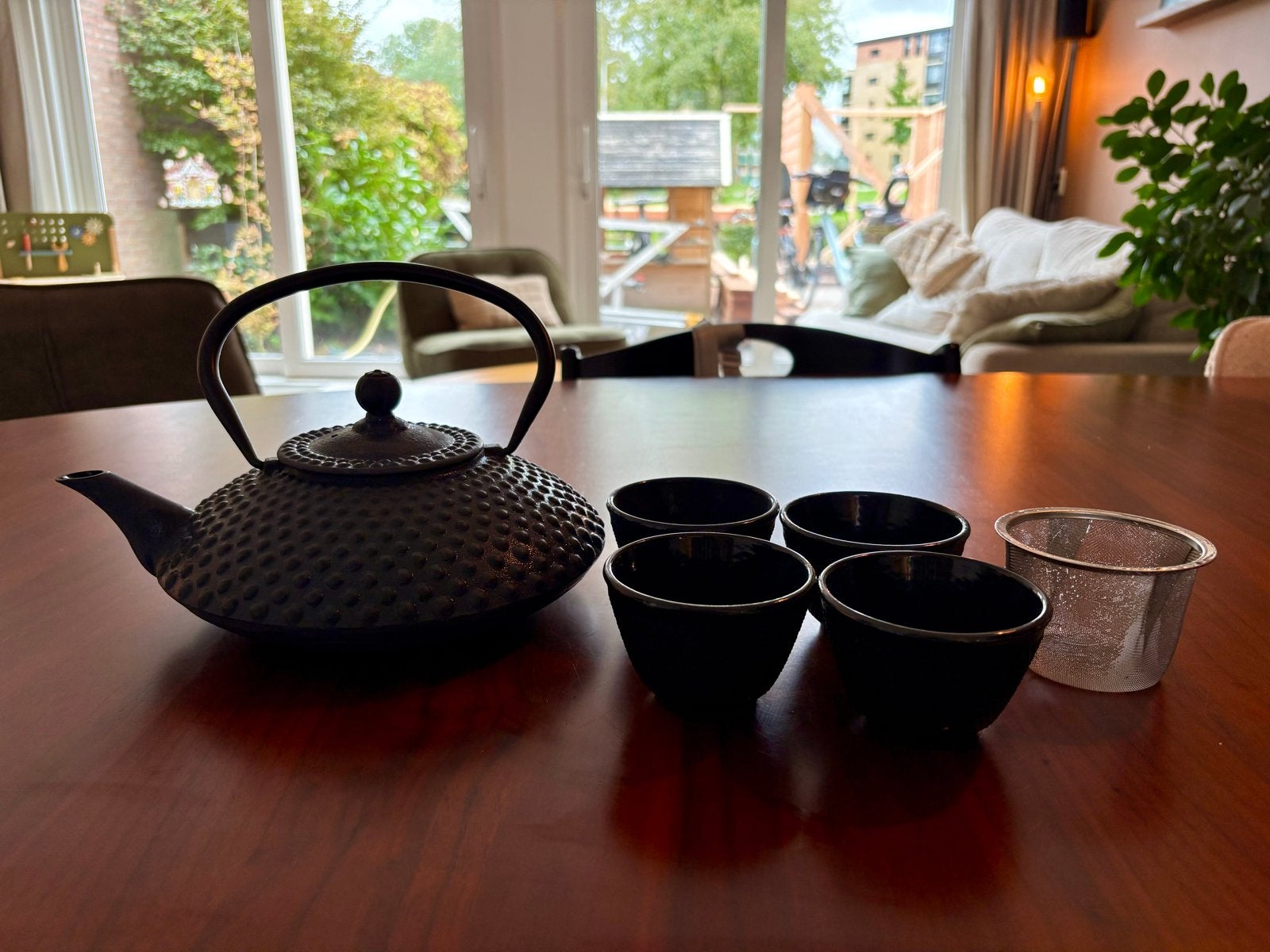 Japanse gietijzeren zware theepot met 4 theekopjes, Gebruikt, Bredemeijer, Zwart, Metaal