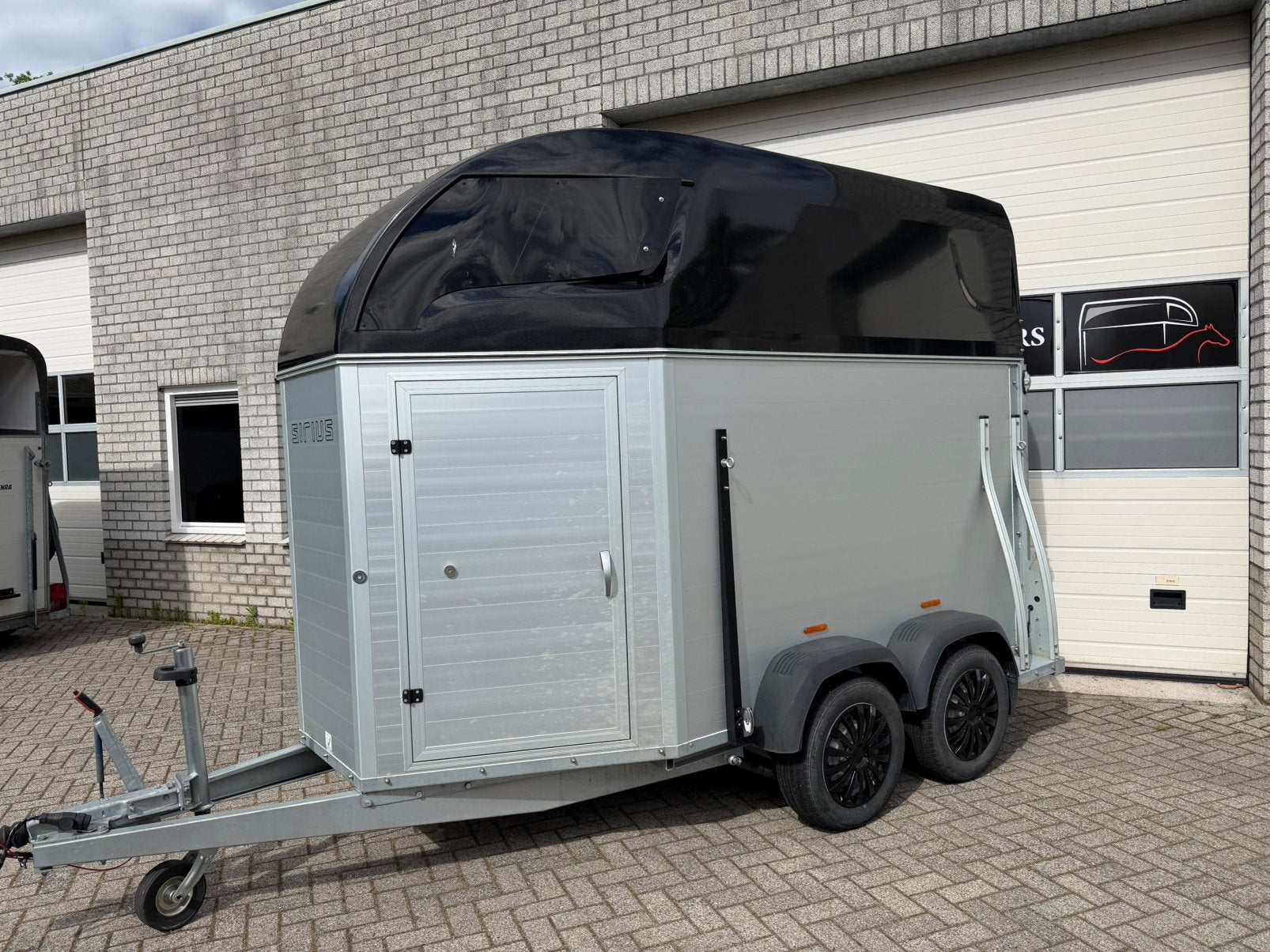 NIEUWSTAAT Sirius S75 2 paards paardentrailer uit 2023, BTW!, Ophalen, Zo goed als nieuw, Aluminium, 2-paards trailer
