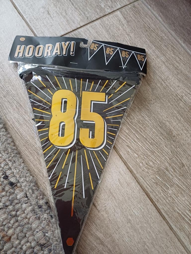 Gratis, vlaggetjes 85 jaar., Diversen, Vlaggen en Wimpels, Ophalen