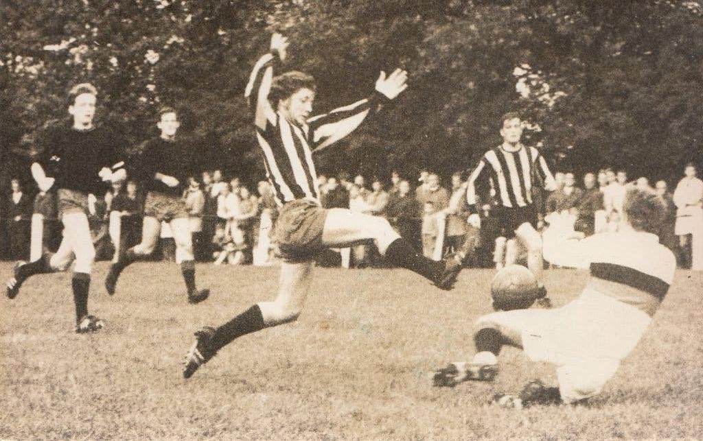 M.W.Dijkman  ARC-Rijnsburgse Boys foto jaren 70-80, Verzamelen, Foto's en Prenten, Verzenden, 1960 tot 1980, Gebruikt, Overige onderwerpen