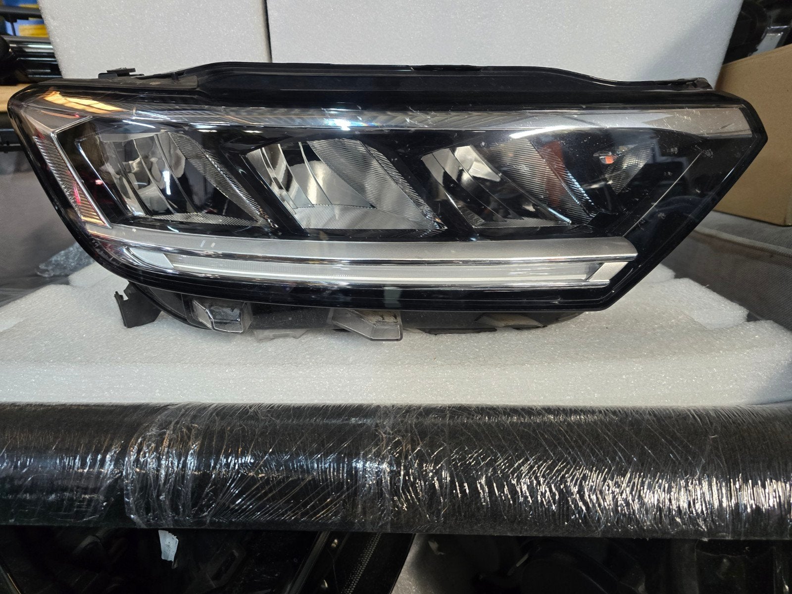 Koplamp Full Led rechts VW T-roc facelift bj 2021-2025, Gebruikt, Volkswagen, Wolfsburg, Ophalen of Verzenden