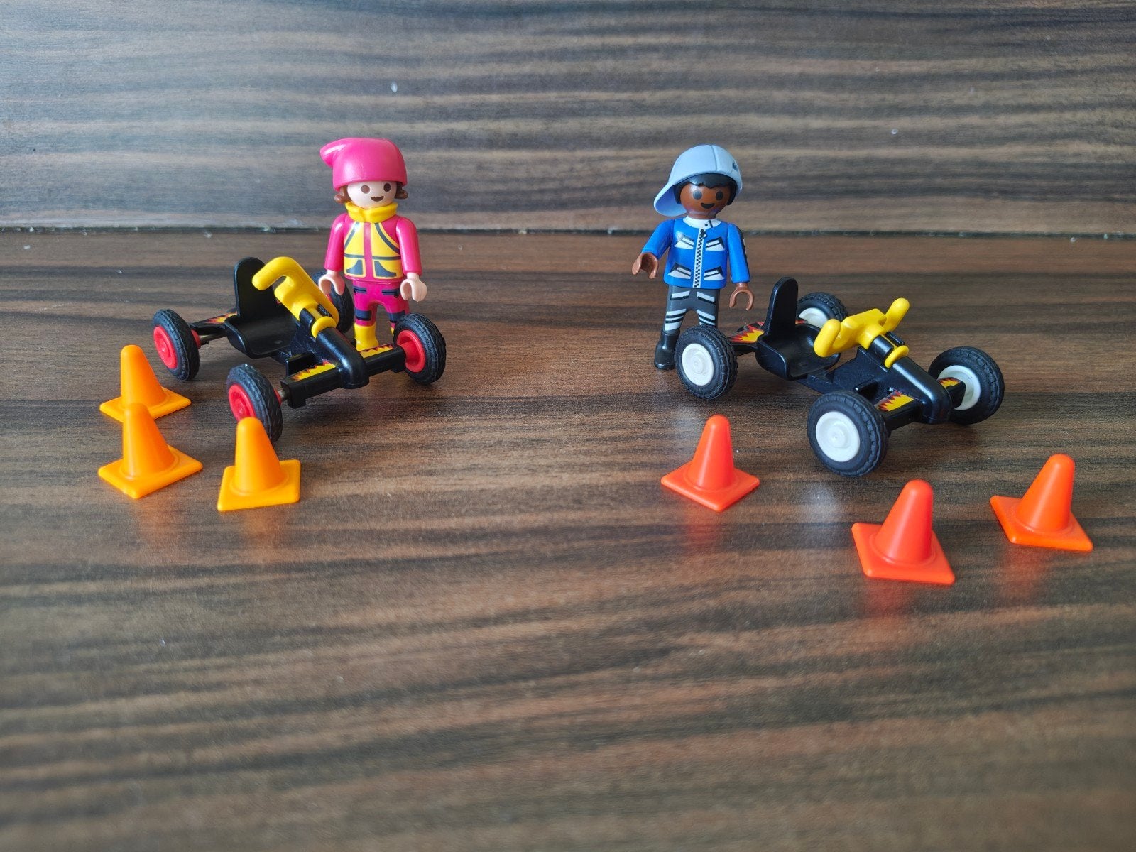 55. 2x playmobil jongen met skelter, Ophalen of Verzenden, Gebruikt
