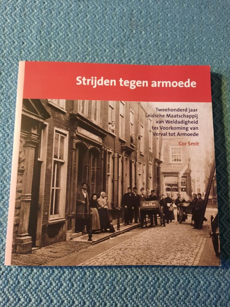 Strijden tegen armoede - 200 jaar Leidse Maatschappij, Ophalen of Verzenden, 20e eeuw of later, Zo goed als nieuw, Cor Smit