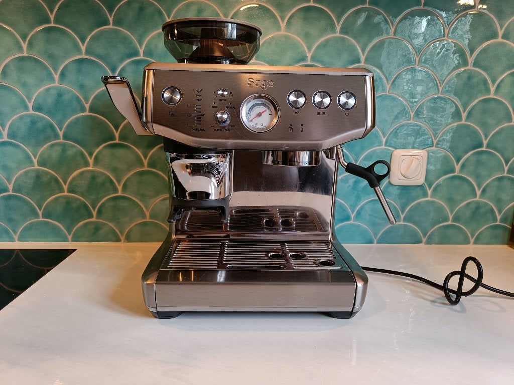 Sage Barista Express Impress met extra accessoires, Witgoed en Apparatuur, Koffiezetapparaten, Espresso apparaat, Koffiebonen