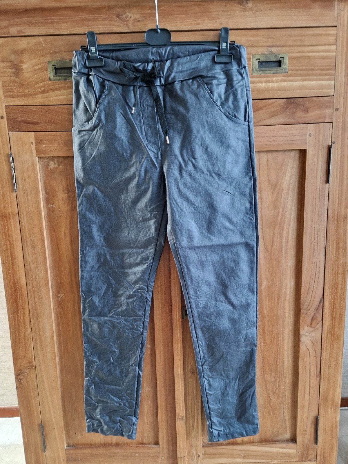 Te koop nieuwe donkerblauwe lederlook dames broek, maat L., Blauw, Maat 42/44 (L), Nieuw, Ophalen of Verzenden