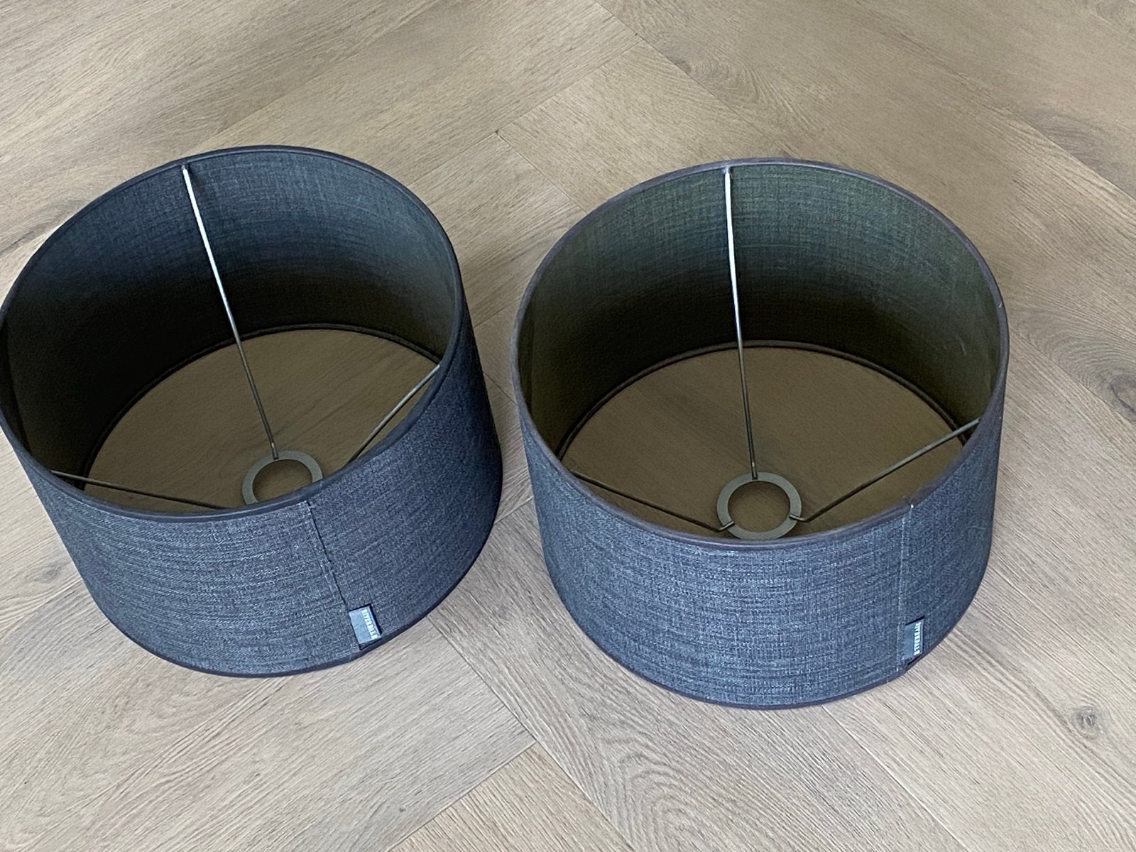 Twee donkergrijze lampenkappen, rond, zo goed als nieuw, Hanglamp, 20 cm, Verzenden, Rond