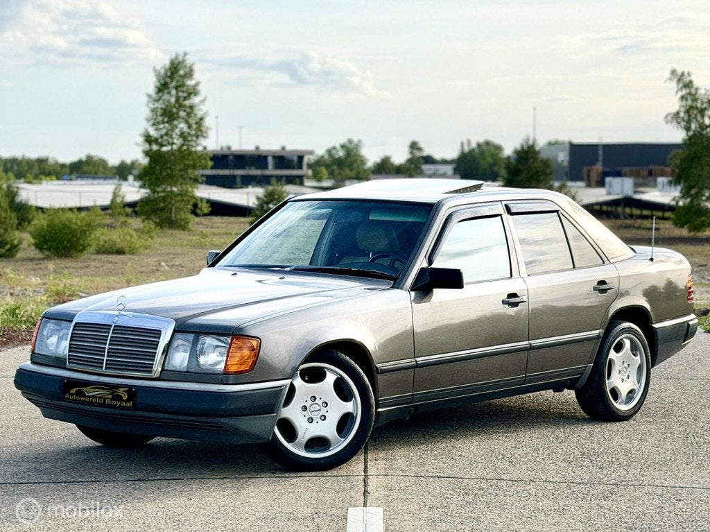 Mercedes-Benz 300E 3.0*Airco*1986*Leer*, Gebruikt, Overige carrosserieën, Bedrijf, Handgeschakeld