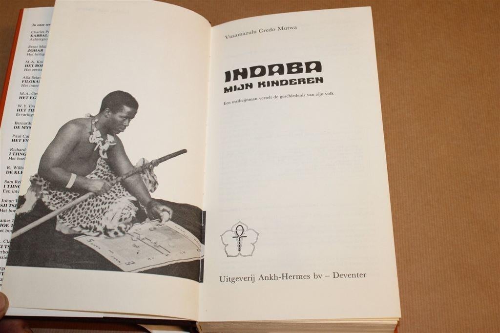 Indaba Mijn Kinderen — Zoeloe Mythologie Zuid-Afrika, Boeken, Ophalen of Verzenden, Gelezen, Overige onderwerpen, Achtergrond en Informatie