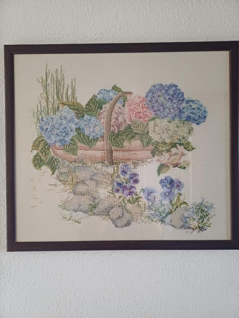 Borduurwerk ,,Hortensia,s en viooltjes,, ingelijst met glas, Gebruikt, Overige typen, Ophalen of Verzenden, Minder dan 50 cm