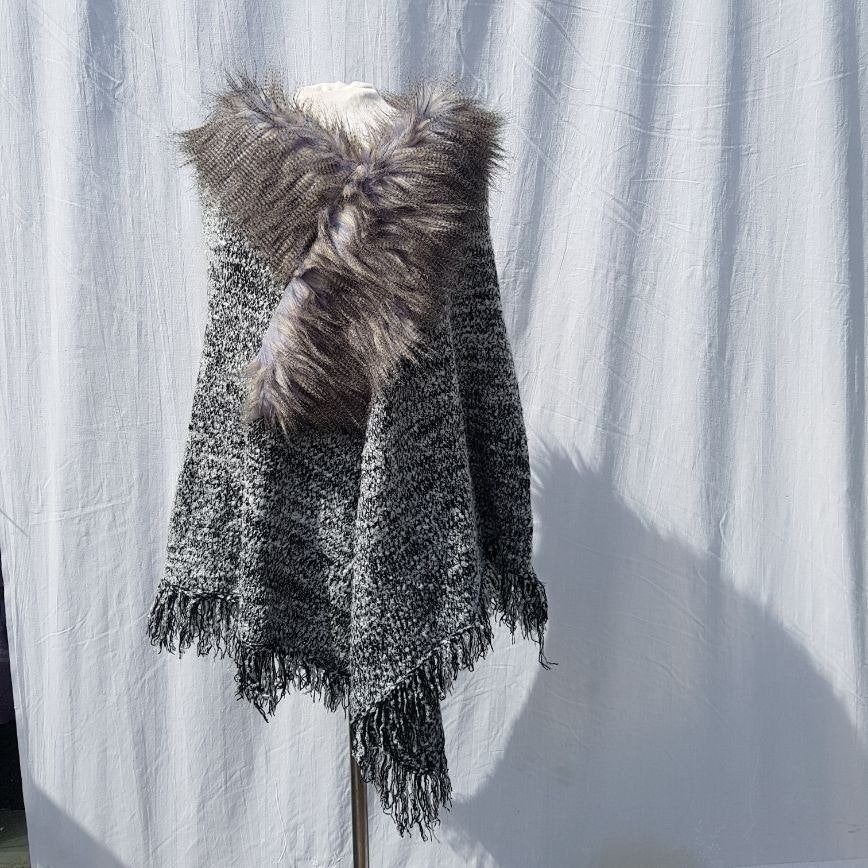 Leuke zwart witte poncho, nepbont kraag! Merk Milangela, Maat 38/40 (M), ., Ophalen of Verzenden, Zo goed als nieuw