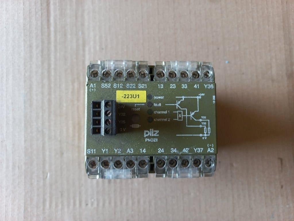 Pilz PNOZ8 Veiligheidsrelais 24V DC – Gebruikt, Ophalen of Verzenden, Gebruikt