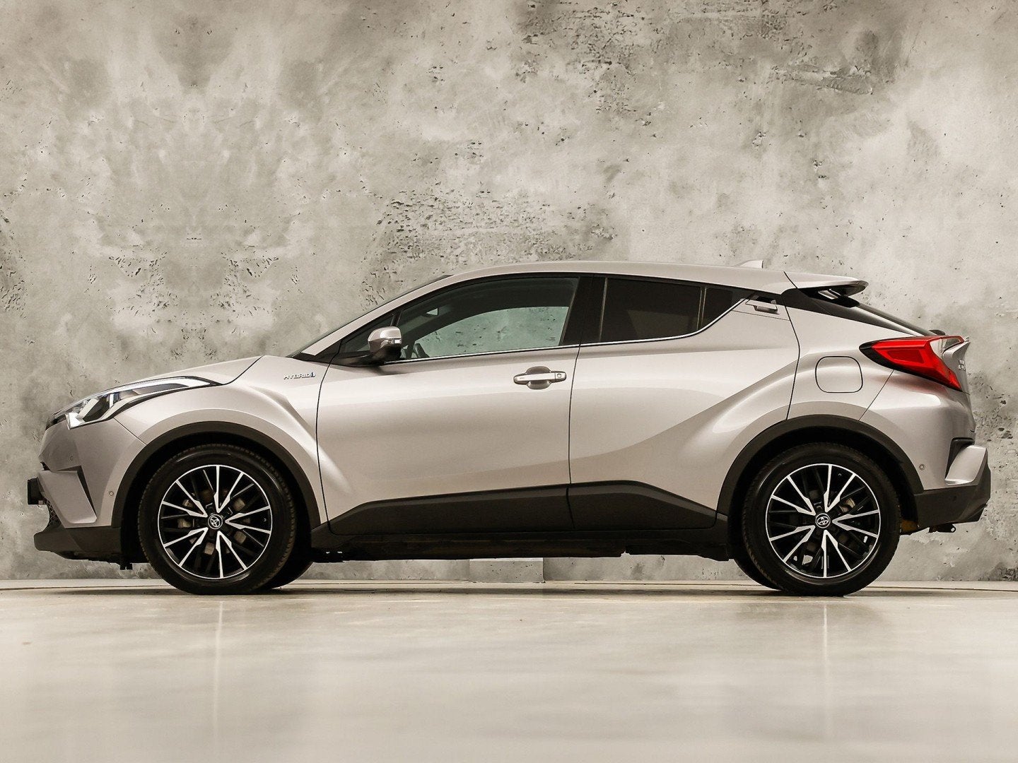 Toyota C-HR 1.8 Hybrid Sport Automaat (NAVIGATIE, CAMERA, ST, 12 maanden, 4 cilinders, Leder en Stof, 122 pk