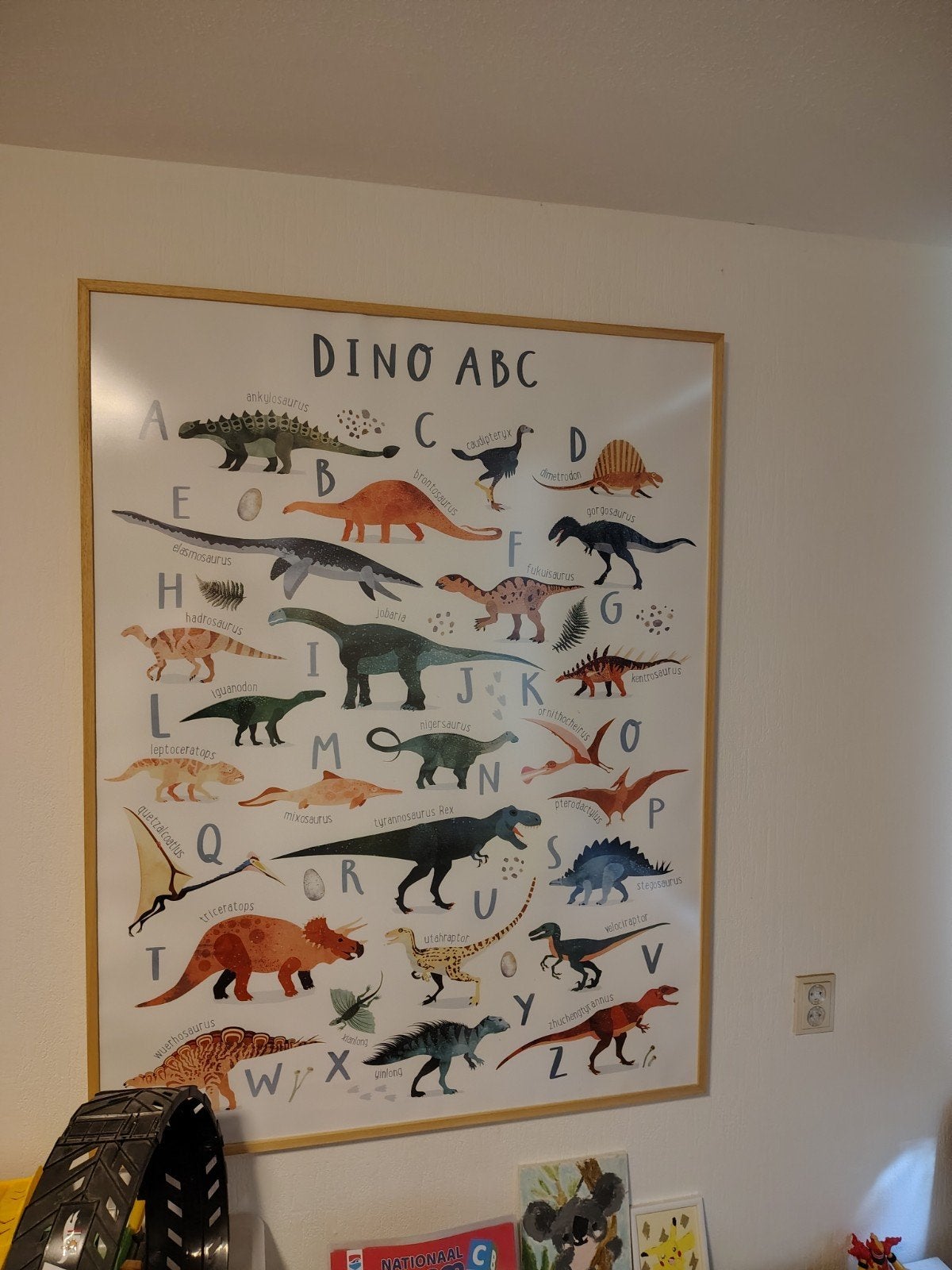 Dino ABC Poster met houten fotolijst - 100 x 130 cm, Ophalen, Gebruikt, 100 tot 125 cm, Foto of Poster
