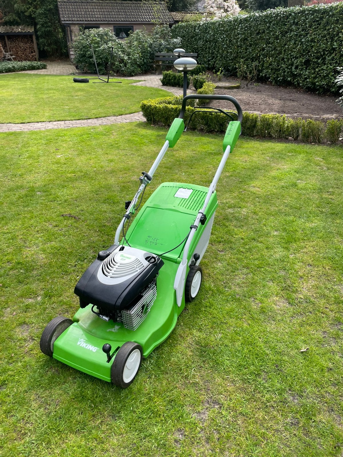 Viking Grasmaaier Benzine MB448T met aandrijving, Tuin en Terras, Grasmaaiers, Ophalen, Zo goed als nieuw, Benzine-grasmaaier