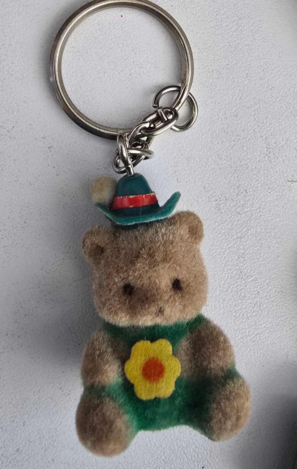 Leuke sleutelhanger met beertje en hoedje, Verzamelen, Ophalen of Verzenden, Gebruikt, Knuffel of Figuurtje