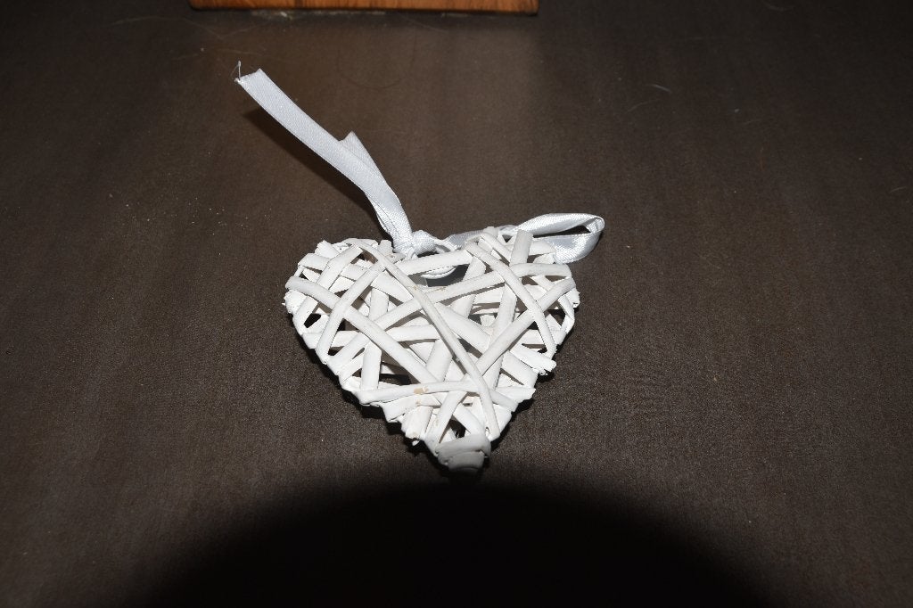Klein wit rieten hartje, Wandhanger, Hout, Ophalen of Verzenden, Zo goed als nieuw