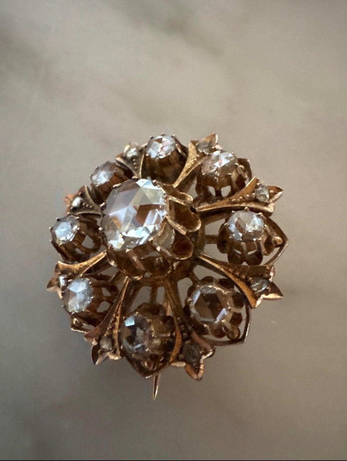 Antieke Gouden Broche met Diamanten, Sieraden, Tassen en Uiterlijk, Broches, 4 tot 7 cm, Gebruikt, Ophalen of Verzenden, Met edelsteen