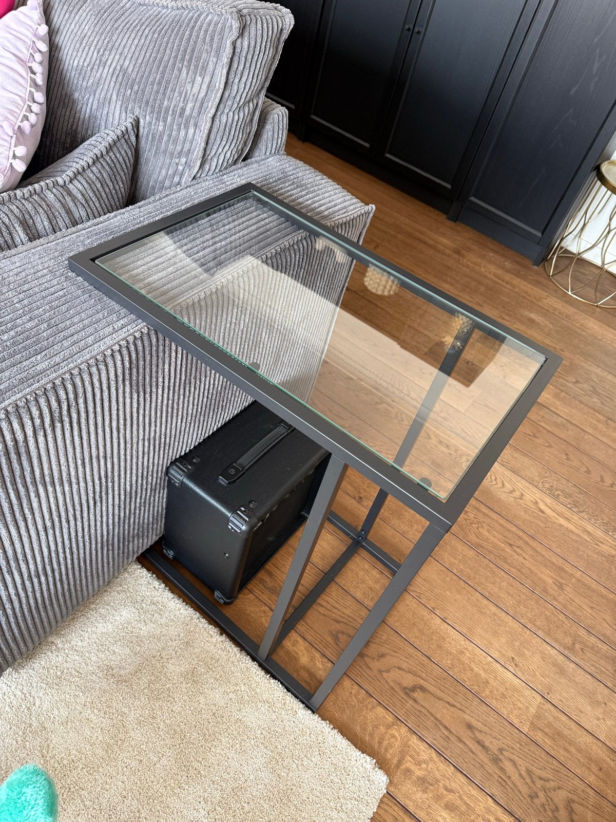 Moderne bijzettafel met glazen blad en metalen frame, Huis en Inrichting, Tafels | Bijzettafels, 55 tot 75 cm, Rechthoekig, Ophalen