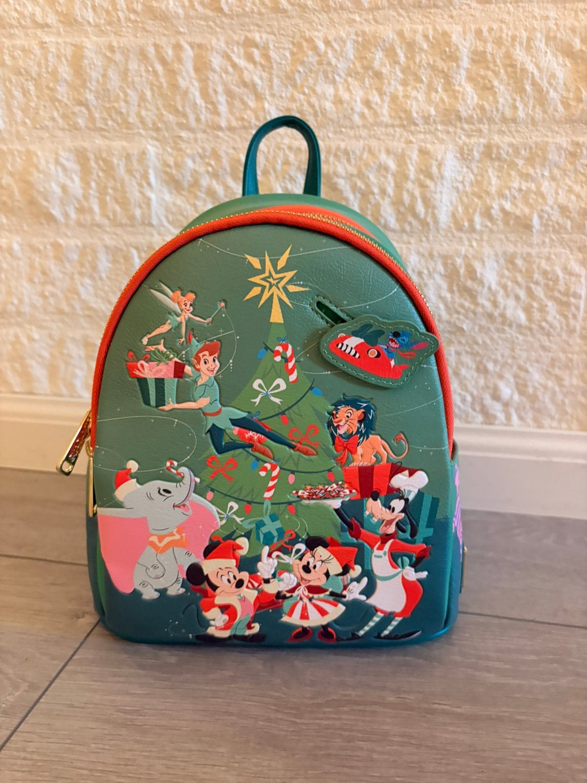 Disney loungefly kerst editie rugtas, Ophalen of Verzenden, Zo goed als nieuw, Disney of Dora, 30 tot 45 cm