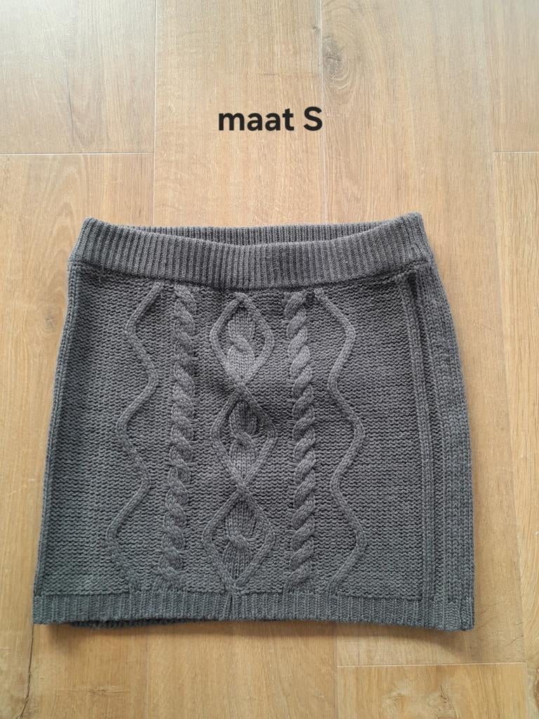 Grijs gebreid rokje met kabelpatroon - Maat S, Ophalen of Verzenden
