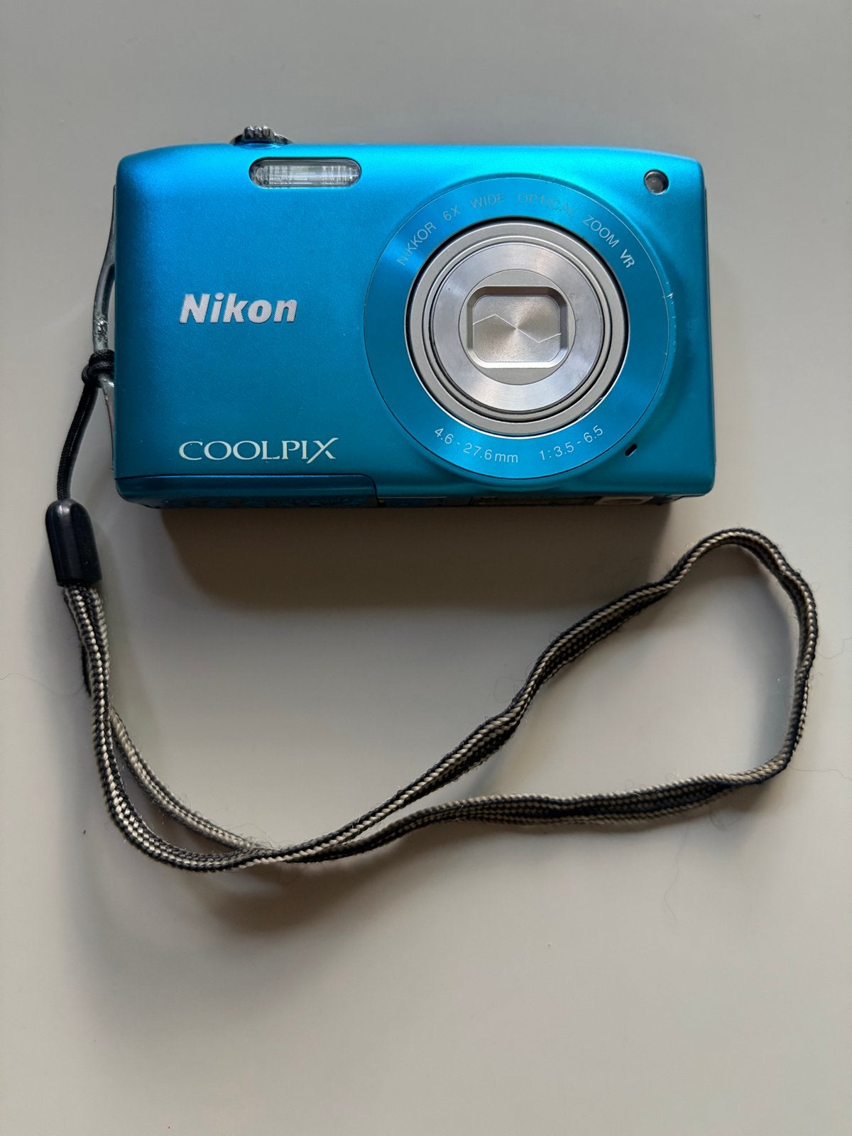 Nikon COOLPIX S3300 Compact Camera Blauw + 8GB SD Kaart, Ingebouwde flitser, Cameratas, 16 megapixels, Ophalen of Verzenden