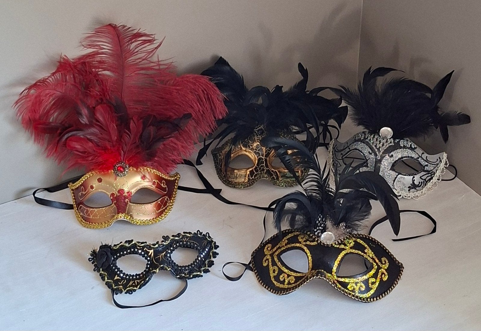 Diverse Venetiaanse maskers met veren - Feest/Carnaval, Hobby en Vrije tijd, Feestartikelen, Ophalen
