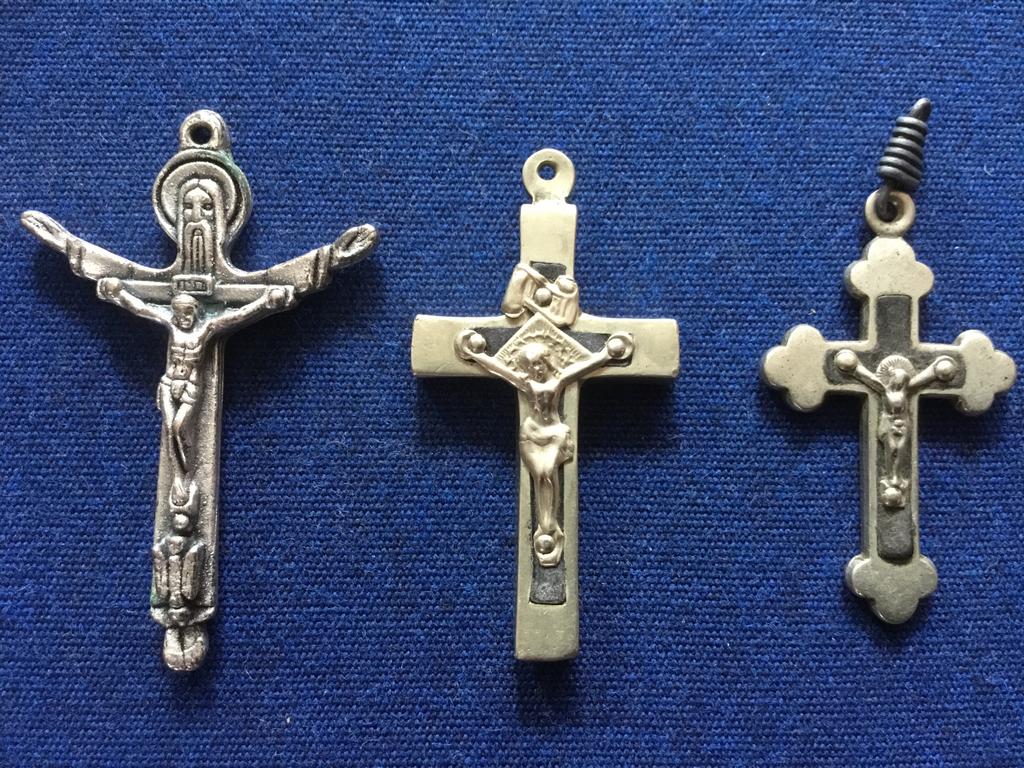 Drie kruisjes., Ophalen of Verzenden, Zo goed als nieuw, Sieraad, Christendom | Katholiek