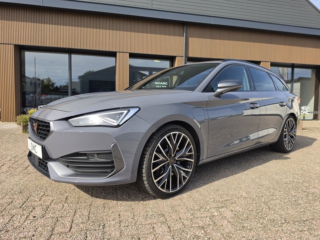 CUPRA Leon Sportstourer VZ e-Hybrid (bj 2022, automaat), Auto's, Gebruikt, 4 cilinders, Leon, Leder en Stof