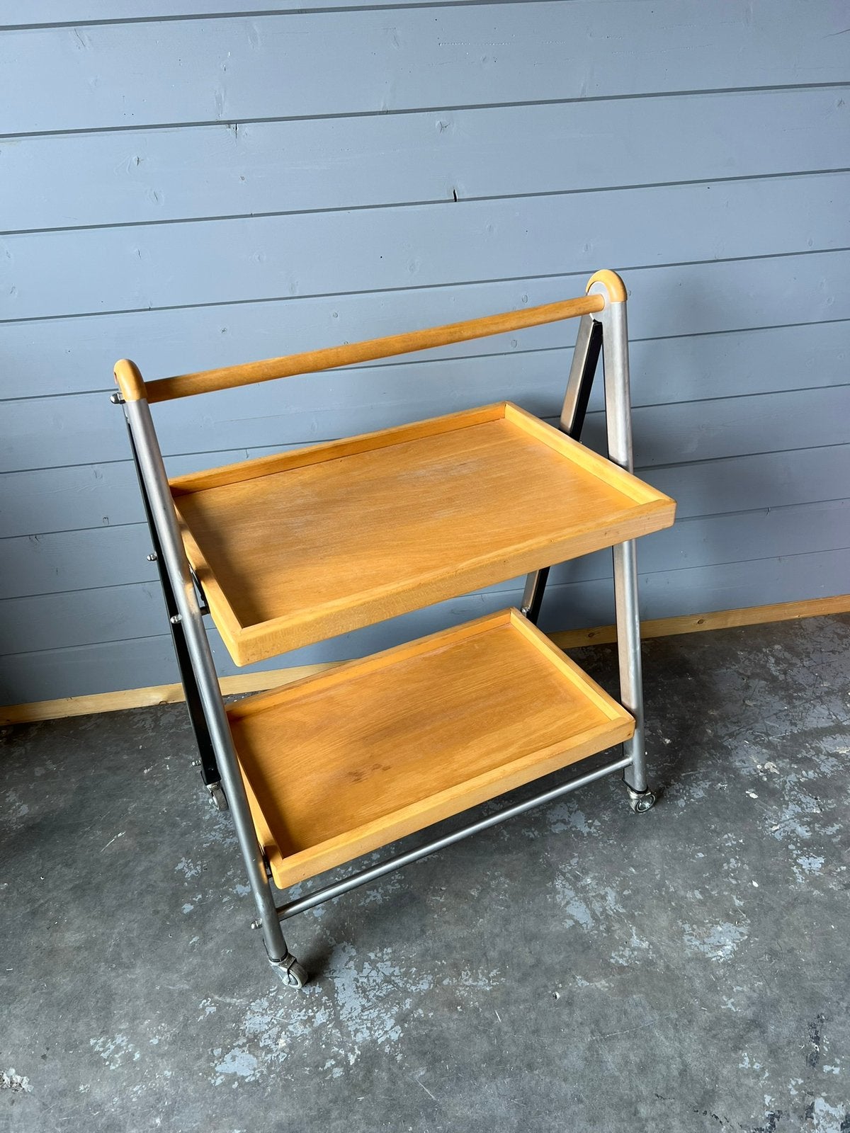 Legnoart serving trolley, Ophalen