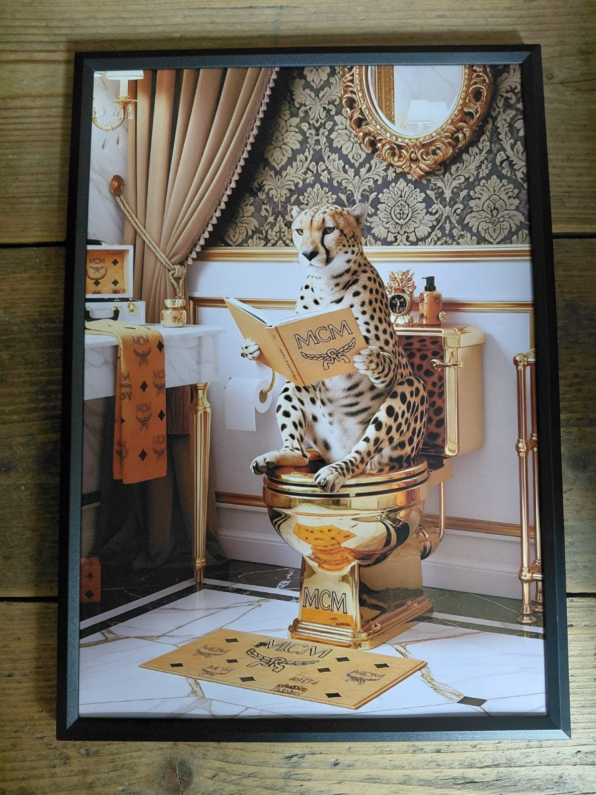 Toiletart met MCM-details - Ingelijste print, Minder dan 50 cm, Nieuw, Ophalen of Verzenden, Print