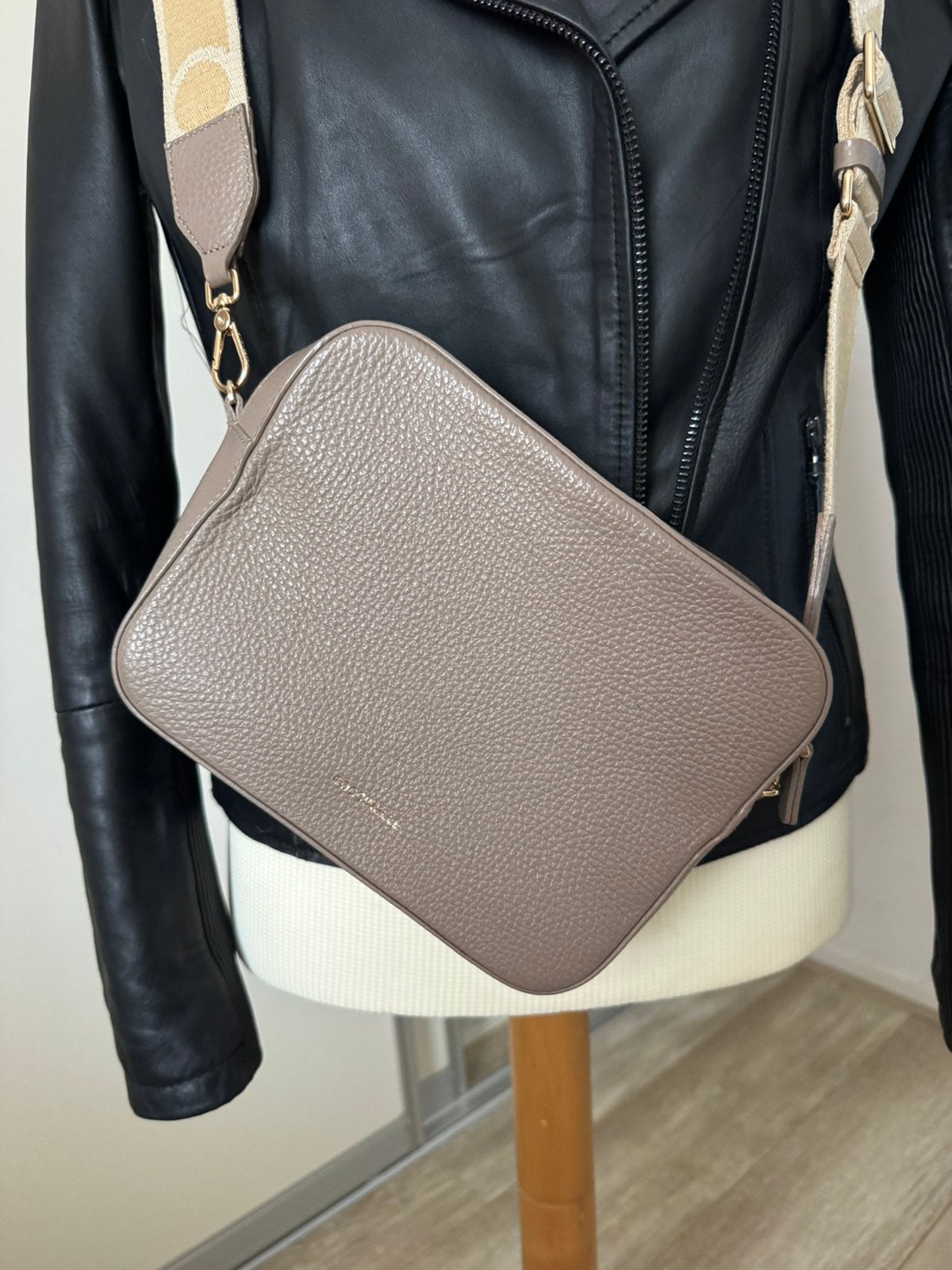 Coccinelle schoudertas taupe met dustbag, Ophalen of Verzenden, Zo goed als nieuw, Bruin, Schoudertasje