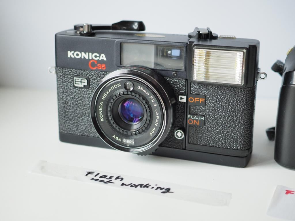 Konica C35 EF en Minolta AF-TELE Super (flitsers stuk), Audio, Tv en Foto, Fotocamera's Analoog, Gebruikt, Konica, Compact, Ophalen of Verzenden