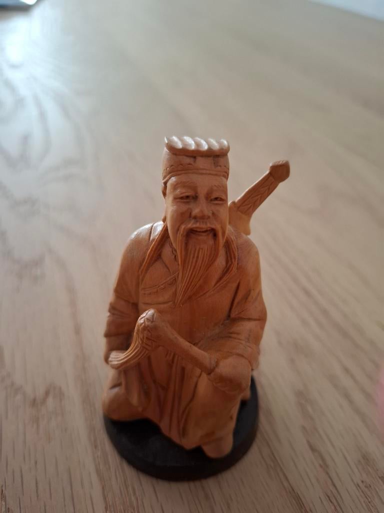Houten beeldje van een man met zwaard Chinees Buxushout, Minder dan 20 cm, Ophalen of Verzenden, Beeld, Hout