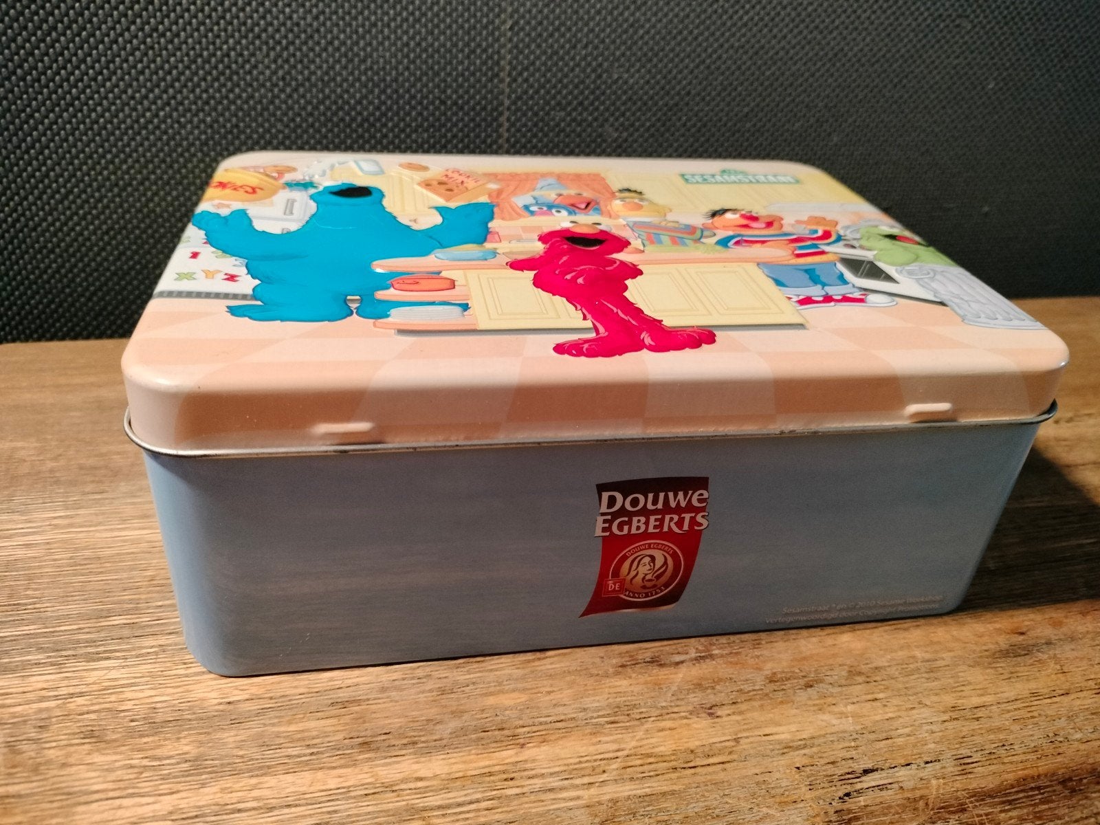 Douwe Egberts Sesamstraat Koekblik - Elmo, Koekiemonster, Ophalen of Verzenden, Gebruikt, Koek(jes), Douwe Egberts