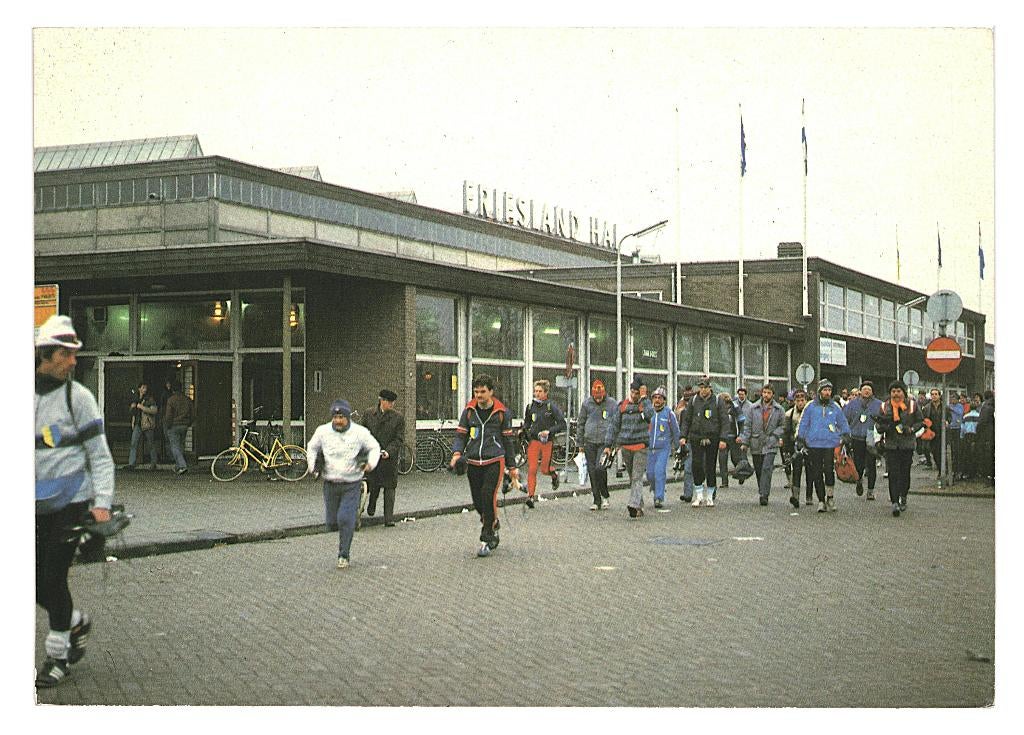 36092 Leeuwarden Elfstedentocht 1985 Niet gelopen, Verzamelen, Ansichtkaarten | Nederland, Ophalen of Verzenden, 1980 tot heden