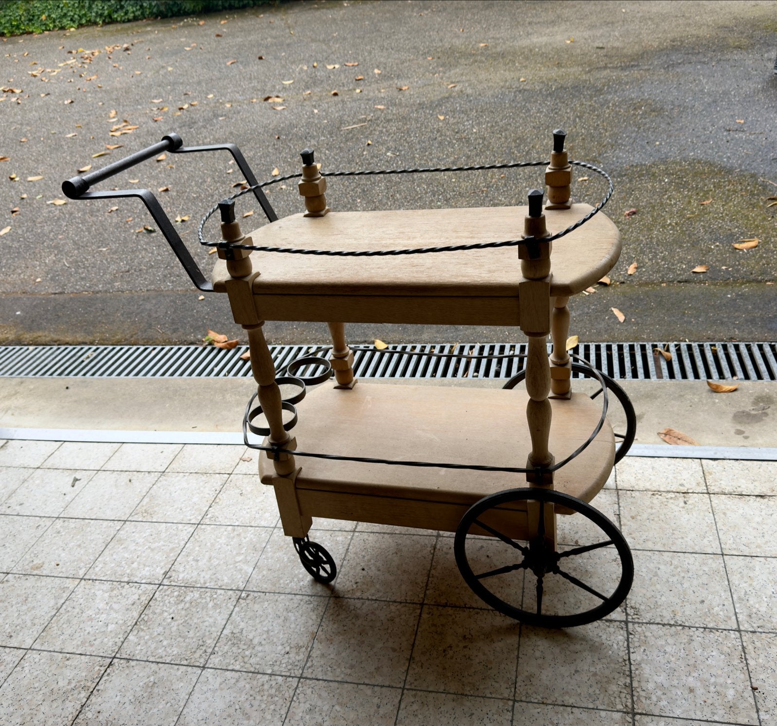 Vintage houten serveerwagen met smeedijzeren details, Antiek en Kunst, Ophalen