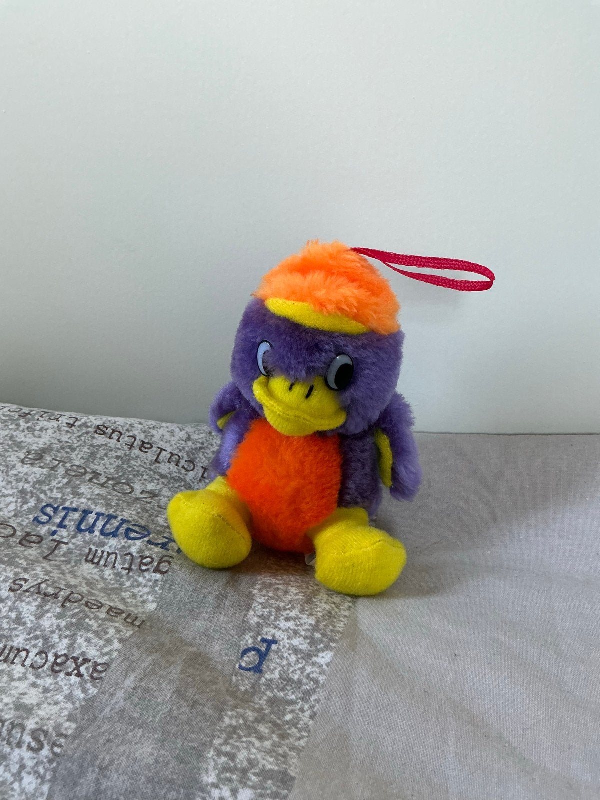 Schattige paarse eend knuffel met oranje muts, Paars, Overige merken, Overige karakters, Ophalen of Verzenden