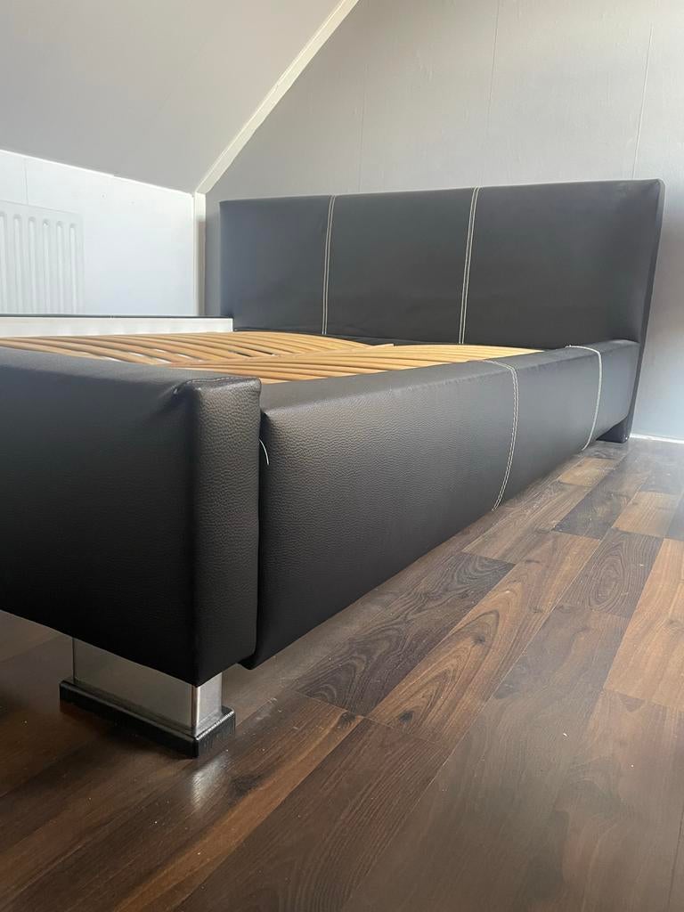 Tweepersoonsbed met lattenbodem 180 x 200- Zwart kunstleer, Ophalen of Verzenden, Zo goed als nieuw