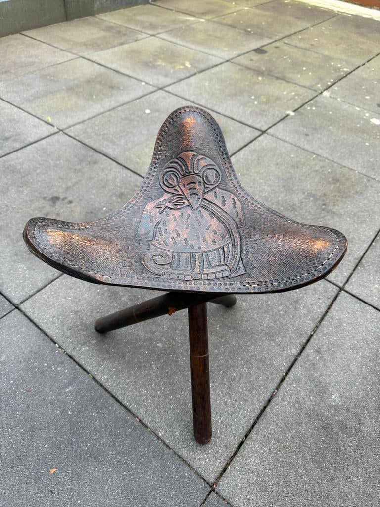 Vintage driepootkruk met handbewerkt leer, Azteekse motieven, Ophalen