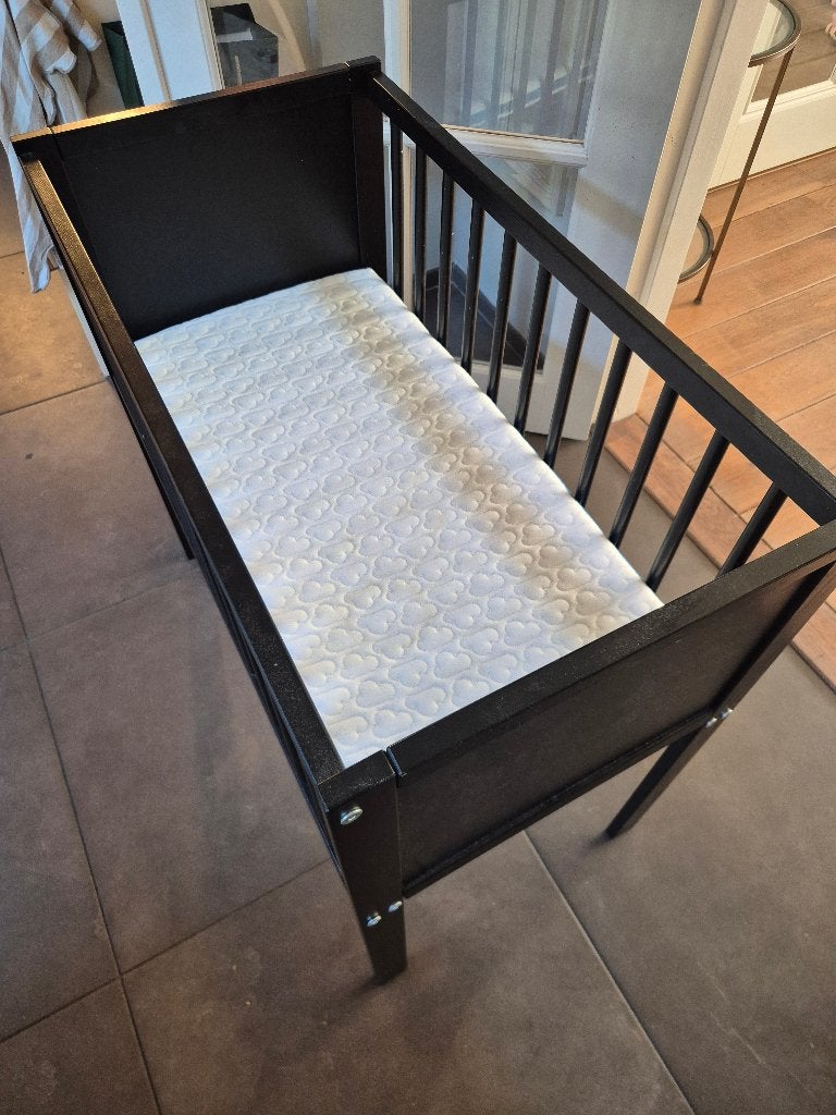 Zwart baby ledikant (84x45x80.5) met Aerosleep matras 40x80, Ophalen, Gebruikt, Ledikant