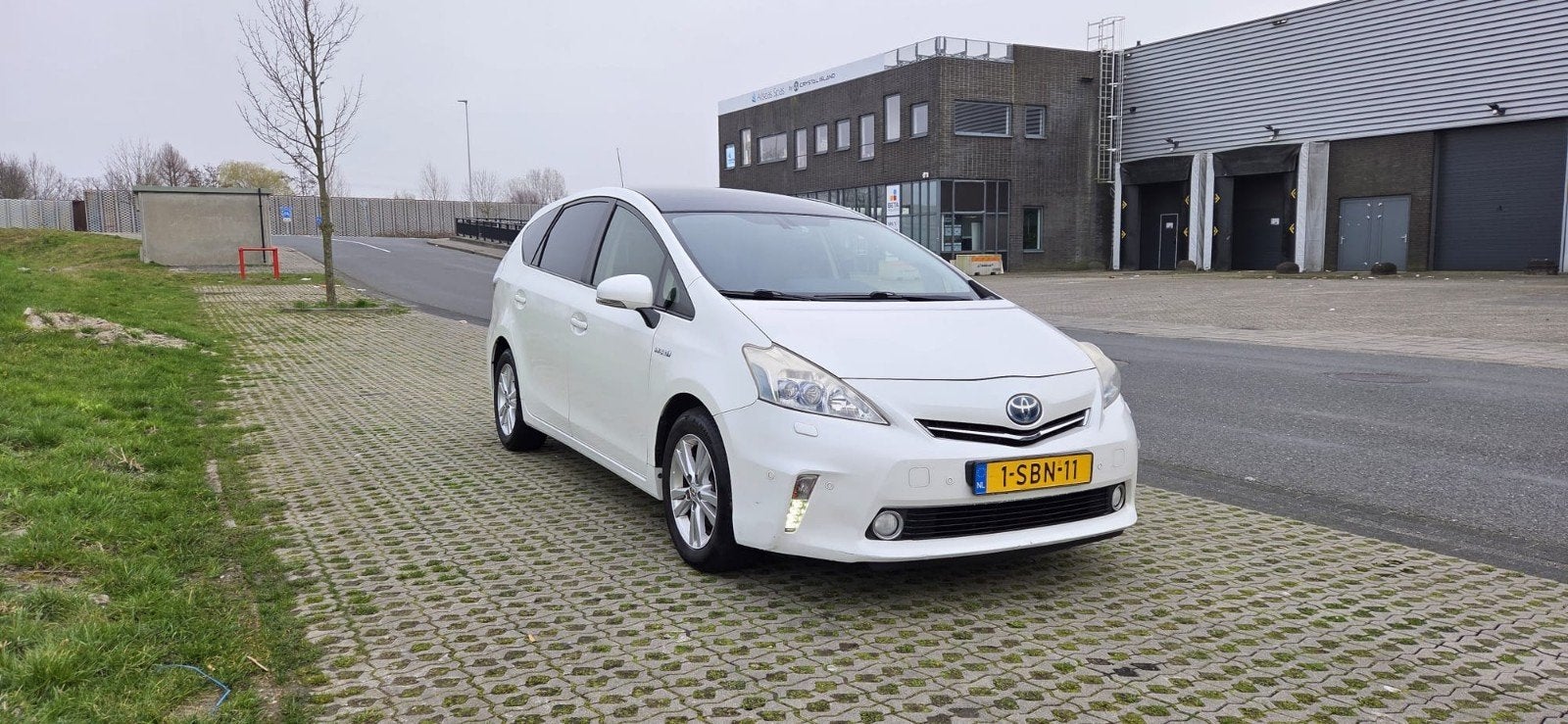 Toyota Prius Wagon 1.8 Full Hybrid 136PK Aut 95g 2013 Wit, Adaptive Cruise Control, 4 cilinders, 7 stoelen, Wit