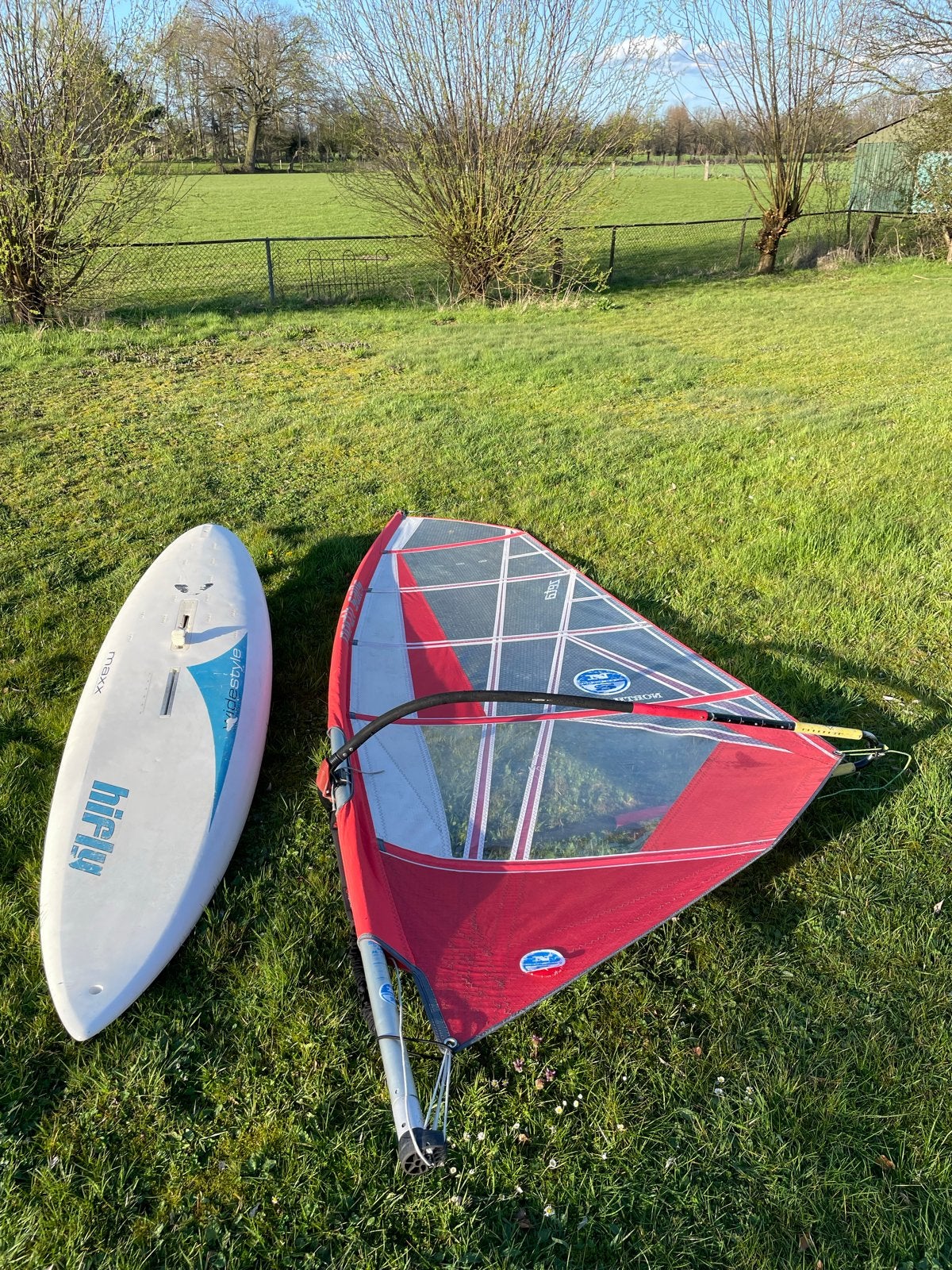 Bijna complete windsurfset - Hifly Maxx & North Sails, Watersport en Boten, Windsurfen, Met mast, 250 tot 300 cm, Gebruikt, 5 tot 6.5 m²