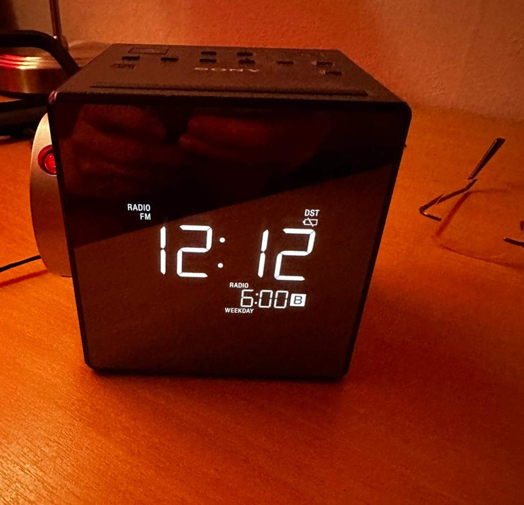 Sony clock radio met tijdprojectie, Ophalen, Gebruikt, Digitaal