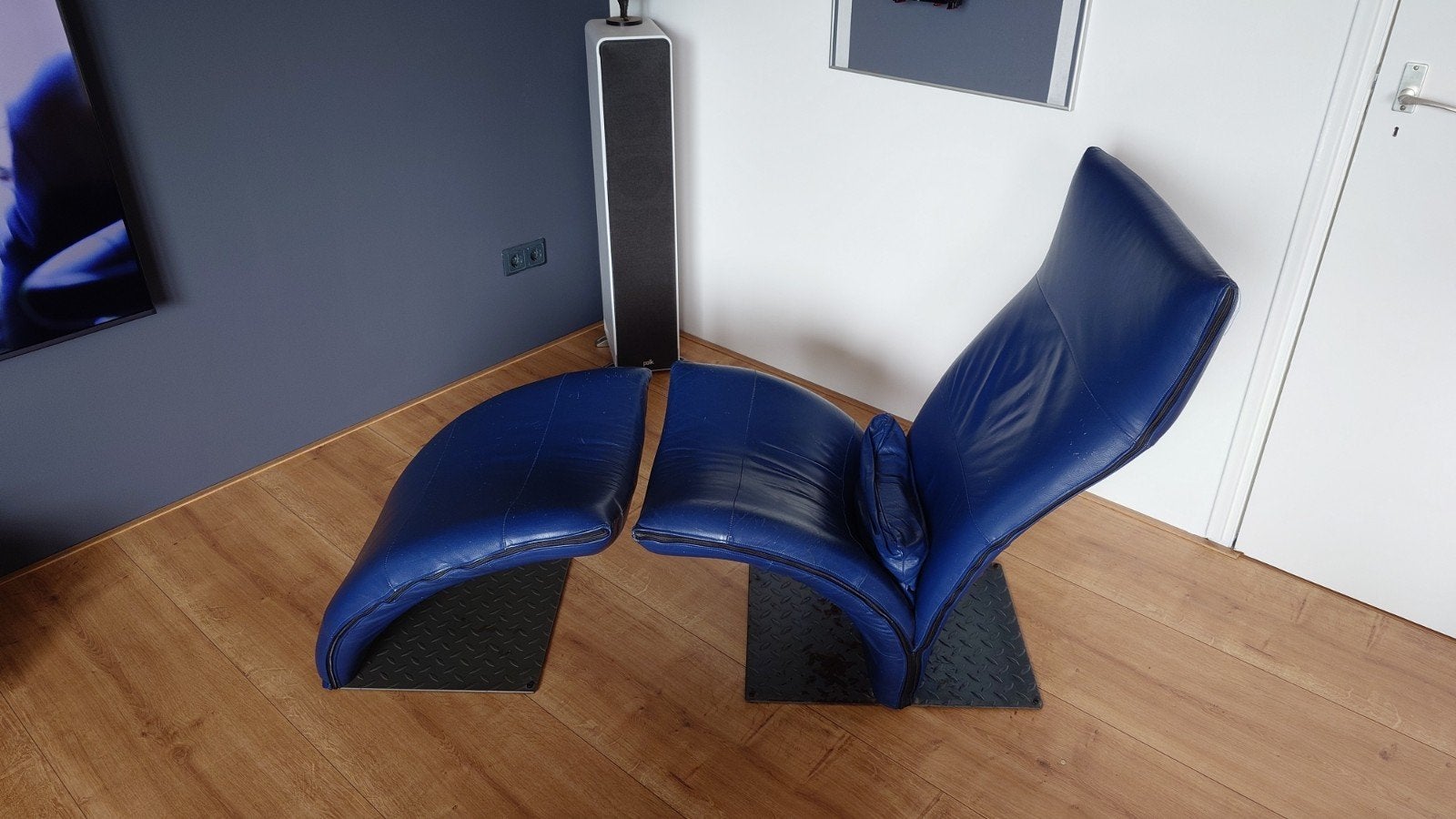 Gratis relaxfauteuil blauw met voeten bankje, Ophalen, Gebruikt, Leer, 75 tot 100 cm