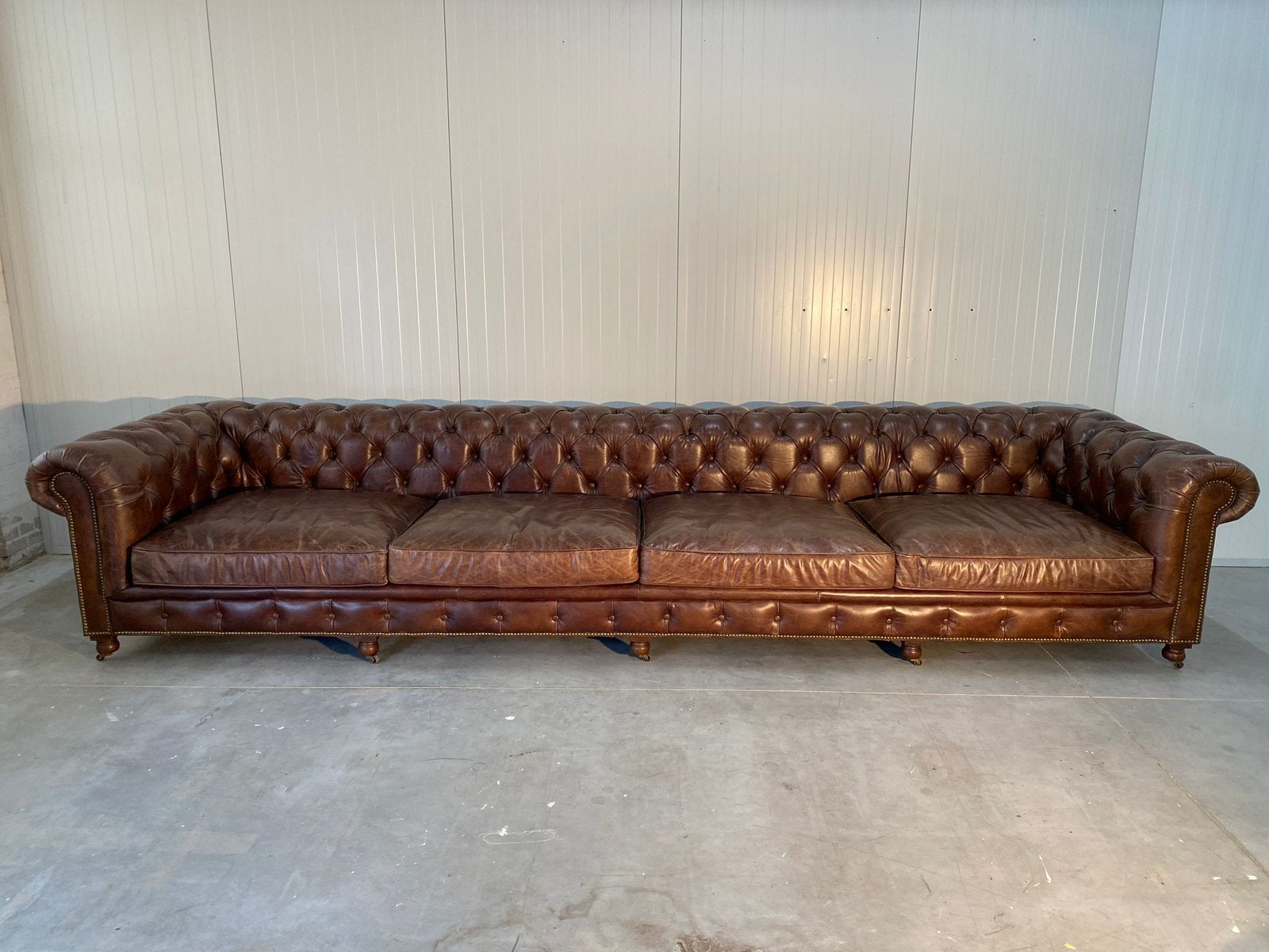 Mega Chesterfield – 420 cm lounge luxe Vintage Cognac 4mtr!!, Ophalen of Verzenden, Zo goed als nieuw, Vierpersoons of meer, Leer
